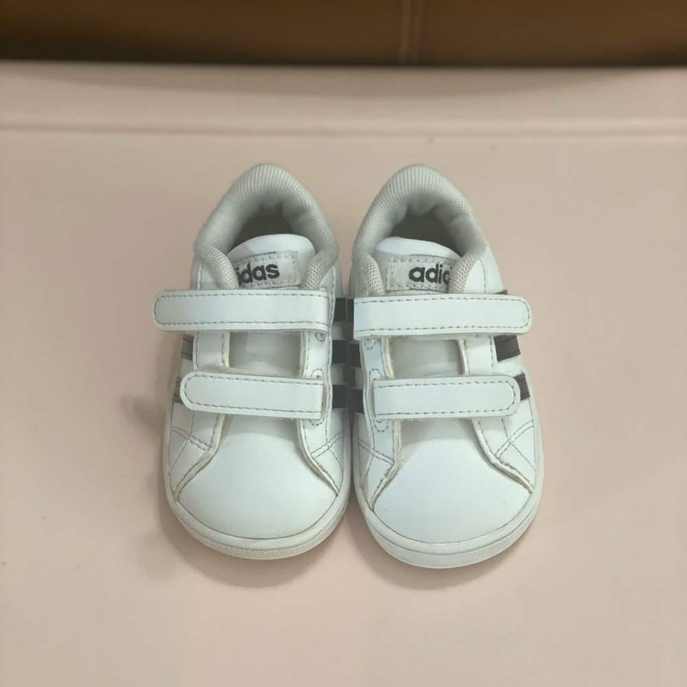 Girls/boys adidas white and black shoe size 4k